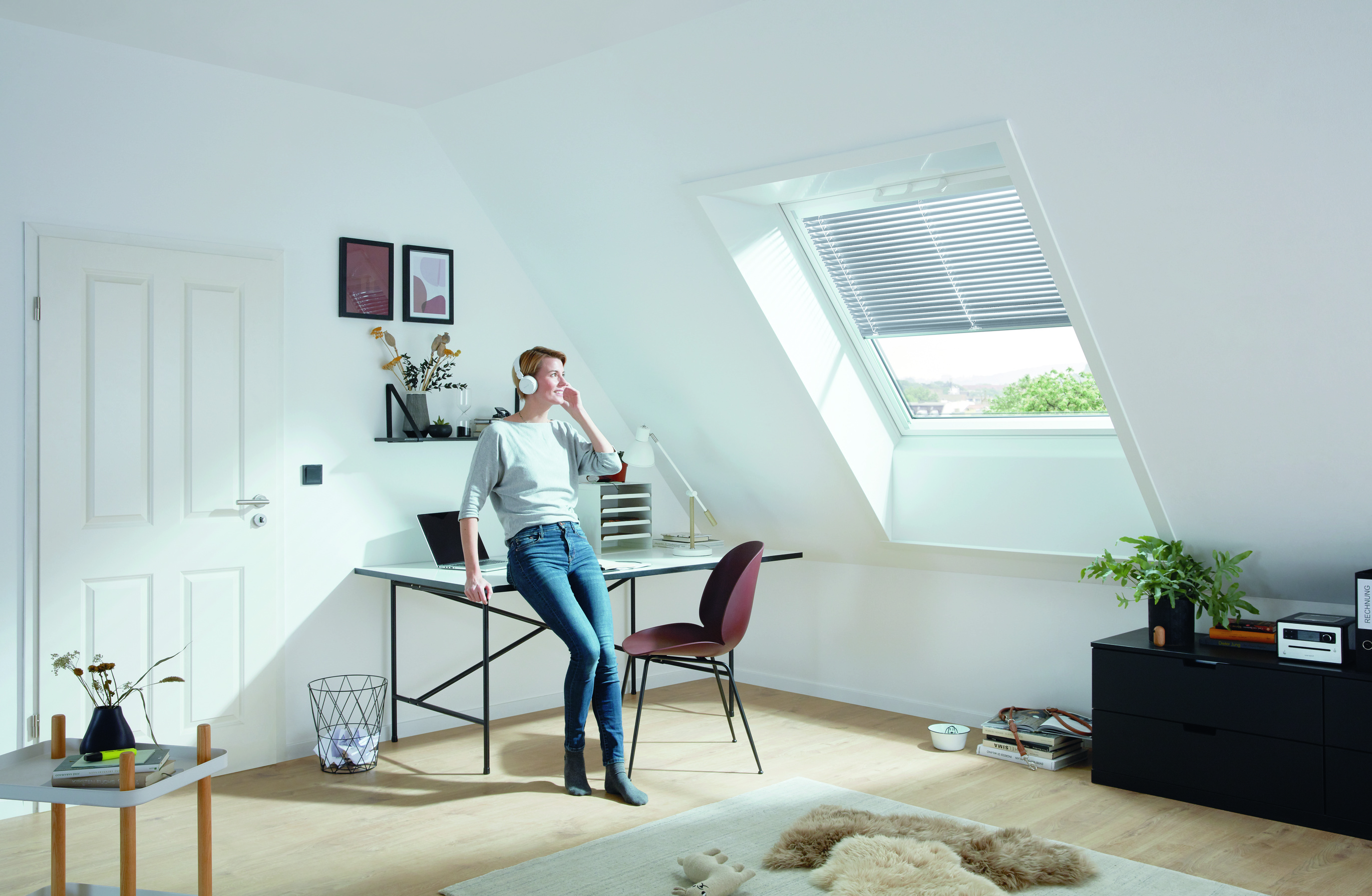 RotoQ ZJA Jalousette-854991M Tabelle, Pflanze, Lampe, Schreibtisch, Person